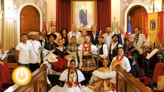 El XLIII Festival Folklórico Internacional de Extremadura visita el ayuntamiento